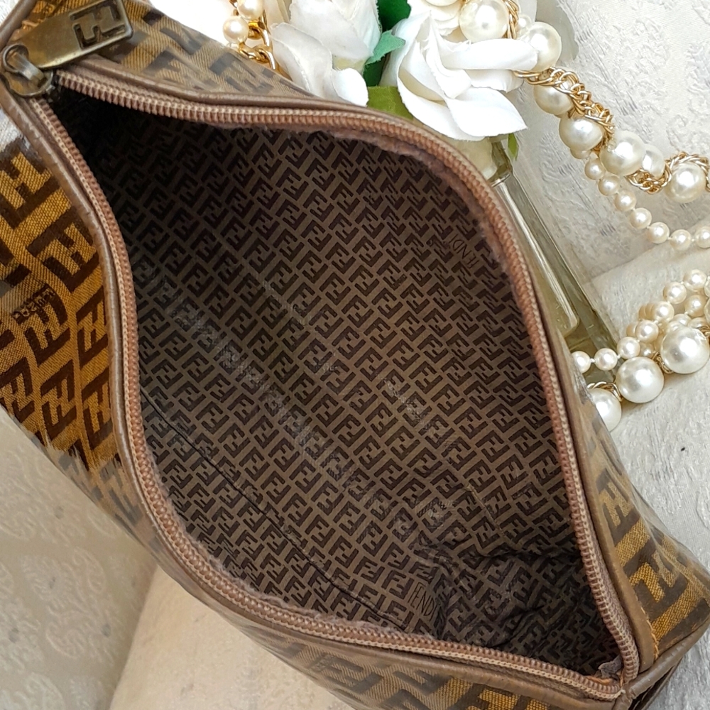 Fendi Cosmetic Vintage Medium Beauty Pouch! - Picture 7 of 9